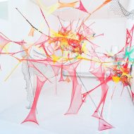 Karin Fehr, „Virus III“ 2020, Installation aus farbigen PU-Netzen, ca. 400 x 500 cm
