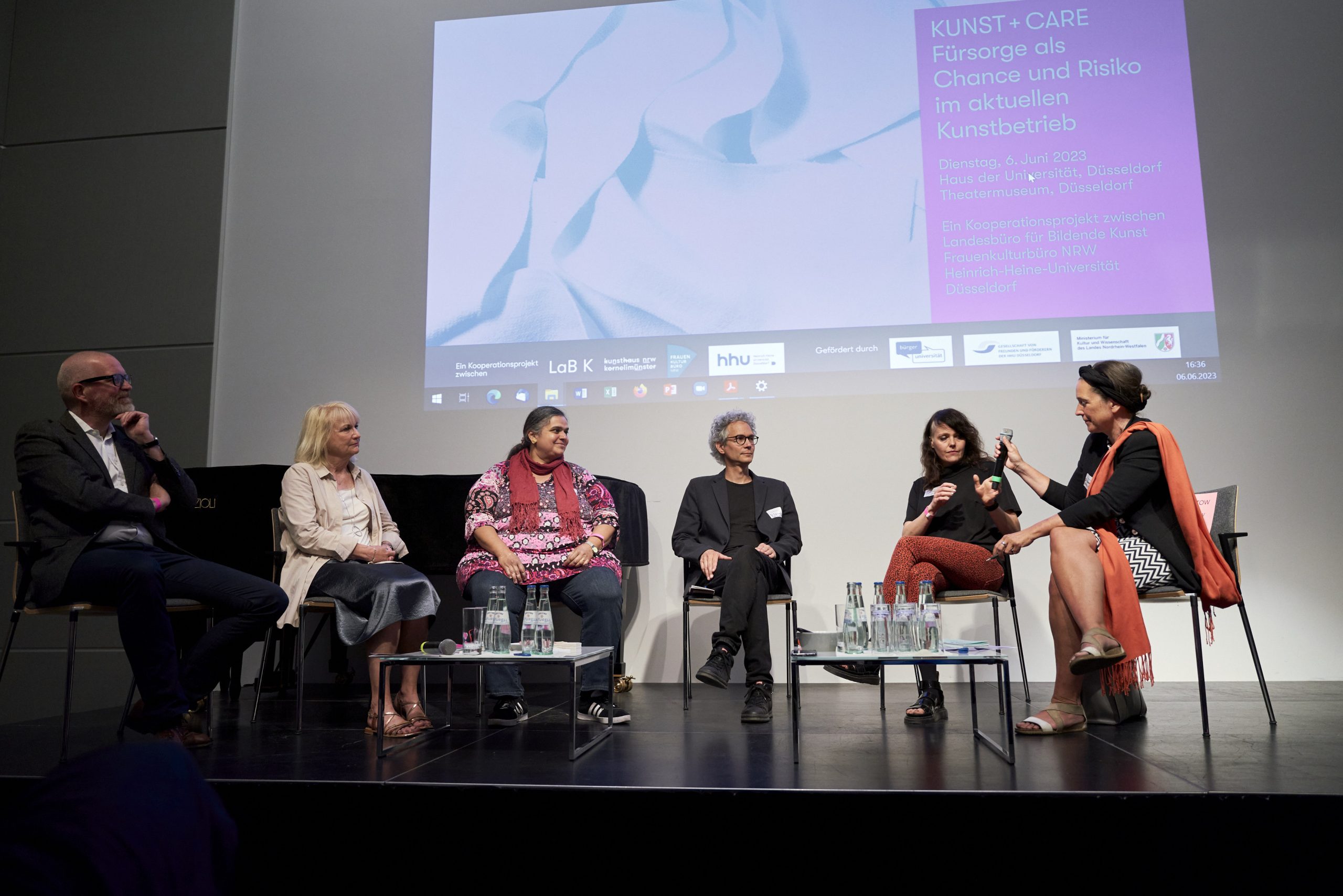 v.l.: Daniel F. Herrmann, Dr. Hildegard Kaluza, Mira Parthasarathy, Dr. Marcel Schumacher, Johanna Reich, Dr. Susanne Ristow, "Kunst und Care", Haus der Universität, Foto: Constantin Ranke