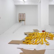 Brigitte Dams, Construction Site, 2006 2008, Installationsansicht mit Yellow Grid, WovenLandscape, Aufsteller, Foto Achim Kukulies