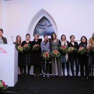 Gruppenfoto d. Künstlerinnen der Ausstellung "Alles Gute" Museum Schloss Moyland, Foto S. Dobler